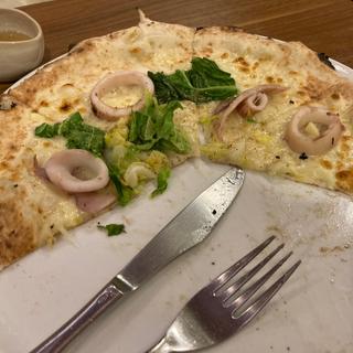 ヤリイカと春キャベツのピザ(piacere PIZZA&WINE)
