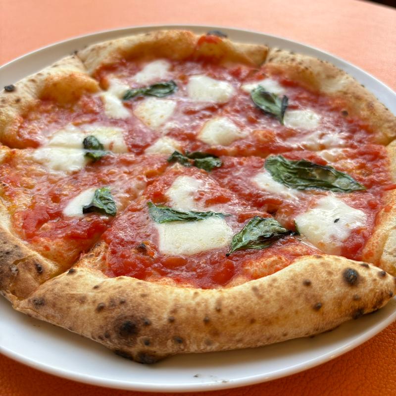 とろけるモッツァレラチーズと採れたてバジルのピッツァ+前菜ビュッフェ(高尾山Fumotoya)