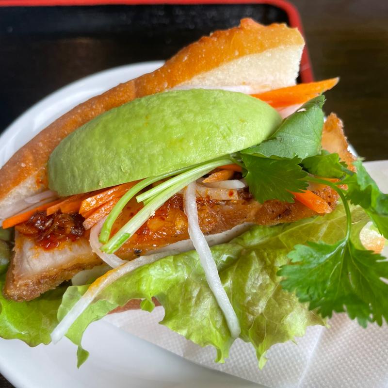 アボカドと鶏肉のバインミー(フォーベト)