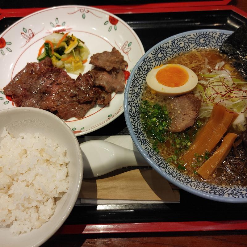 牛たん焼きと牛テールラーメン＋半麦飯(牛たん焼き 仙台辺見 ニッケコルトンプラザ店)