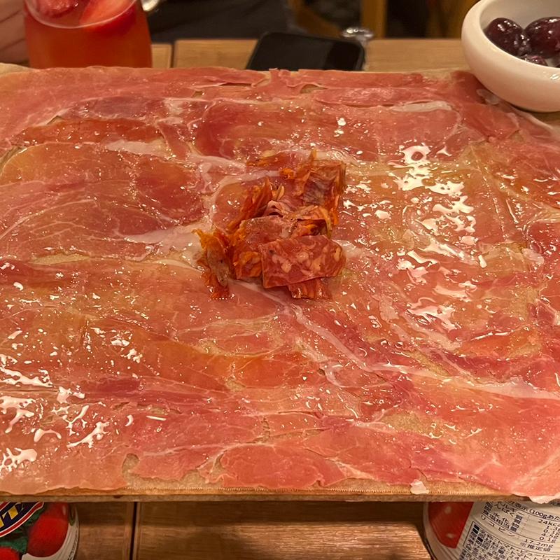 元祖！イタリア産＆スペイン産　生ハムとサラミのてんこ盛り　ハーフ(ワインの酒場。ディプント池袋東口店)