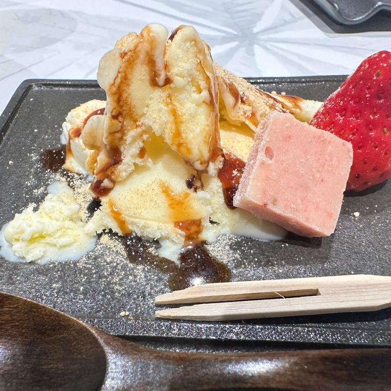 バニラアイス黒蜜きなこがけとちおとめの生チョコレート(中華そば とちの葉)