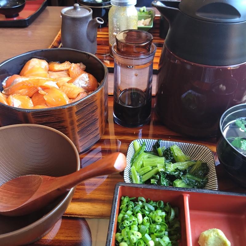 とろサーモン丼(観光荘)