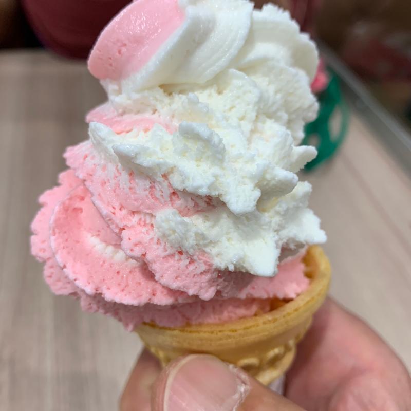 いちご&バニラソフト(ジェラフル 多摩センター店)