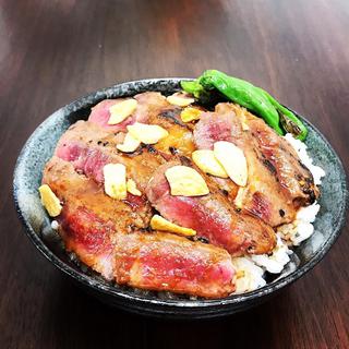 ガリバタ絶品ステーキ丼(たれかつ 勝升)