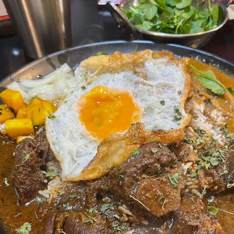 ボーンインマトン 豚薔薇ハーブ 目玉焼き パクチー(アマゾネスブッチャー)