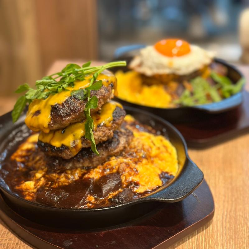 鉄板チーズダブルハンバーグオム(肉オムライス専門店 肉とたまご 新宿東口店)