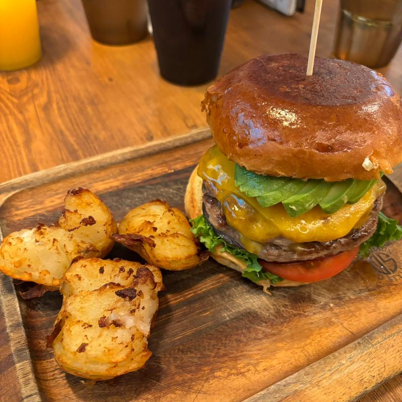 アボカドチーズバーガー ダブル(ヴィレッジヴァンガードダイナー吉祥寺店)
