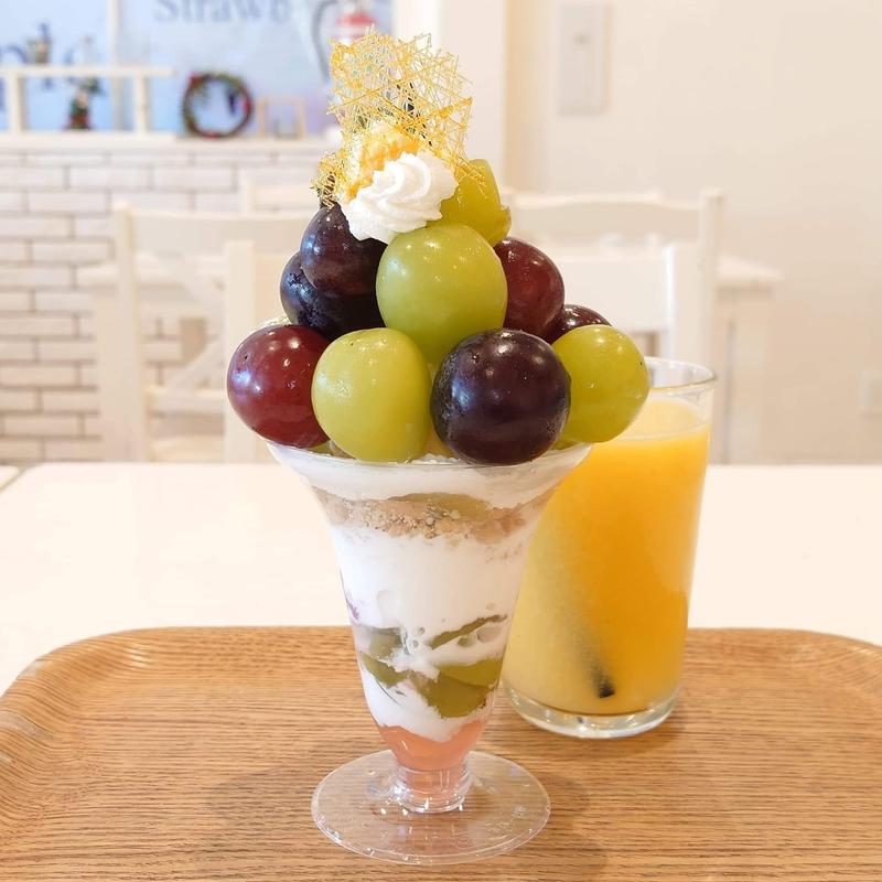 シャインマスカット&ピオーネパルフェ(Fruit Factory Mooon -門司港レトロ店-)