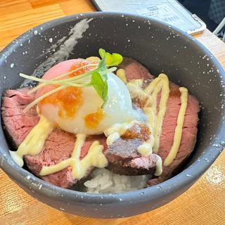 温玉のせローストビーフ丼(麺堂HOME （めんどうほーむ）)