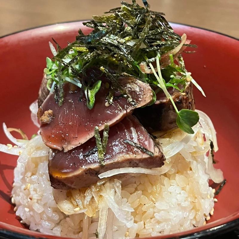 名物 藁焼きかつおのタレたたき丼 (炎の舞　らくい )