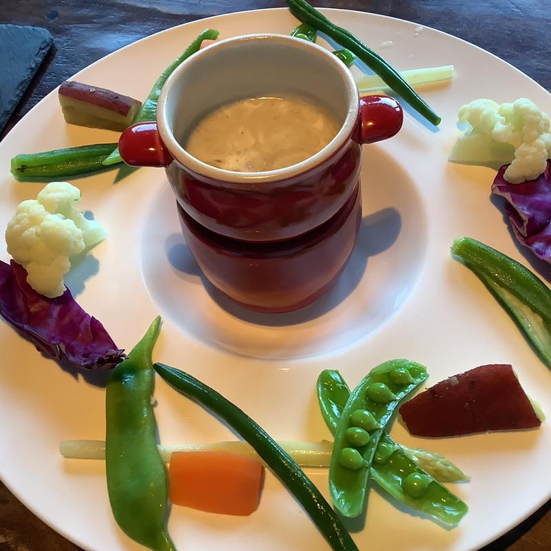 彩り野菜のバーニャカウダー(肉とチーズJajaja UNO本店)