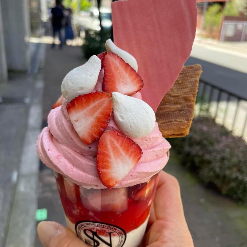 苺のパフェ(セイイチロウ ニシゾノ （Seiichiro NISHIZONO）)