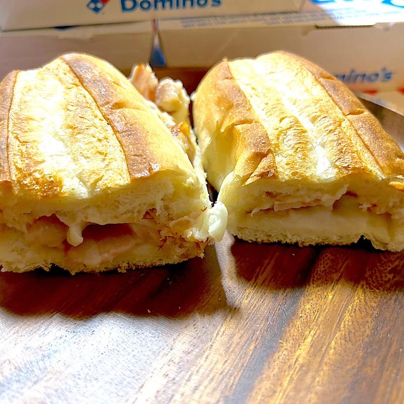 カリフォルニアスタイル チキン＆ベーコン ピザサンド(ドミノピザ 五橋店)
