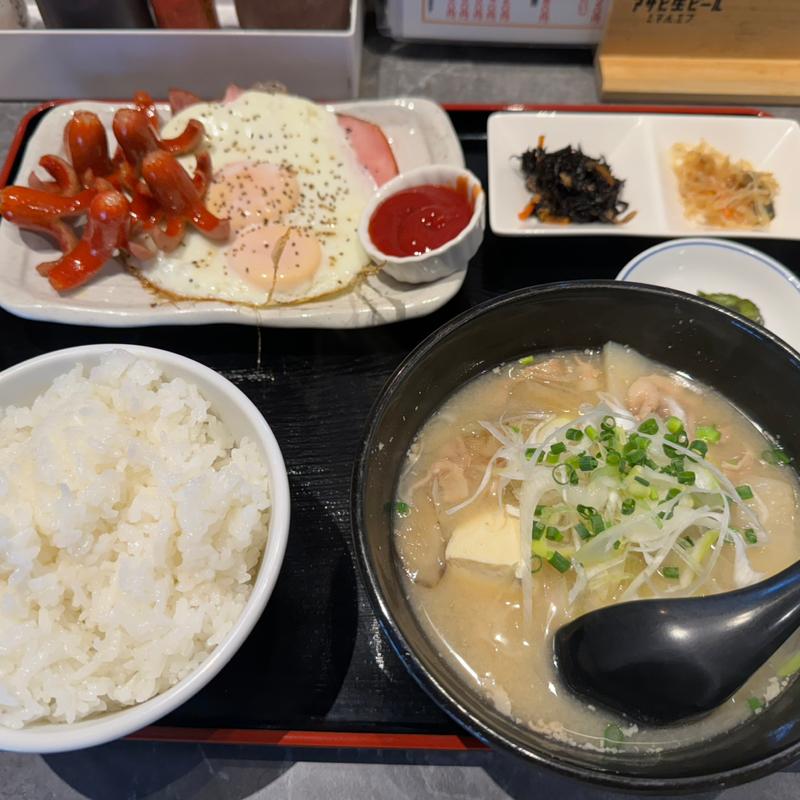 豚汁定食：ハムエッグ＋タコさん(酒と飯　たまる食堂)