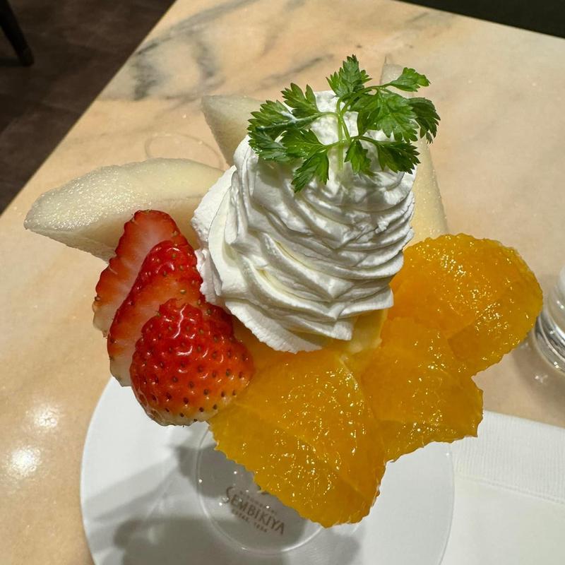 ルクチェと天草のパフェ(千疋屋総本店 KITTE丸の内店)