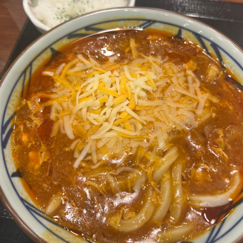 とろけるチーズのトマたまカレーうどん(丸亀製麺三木)