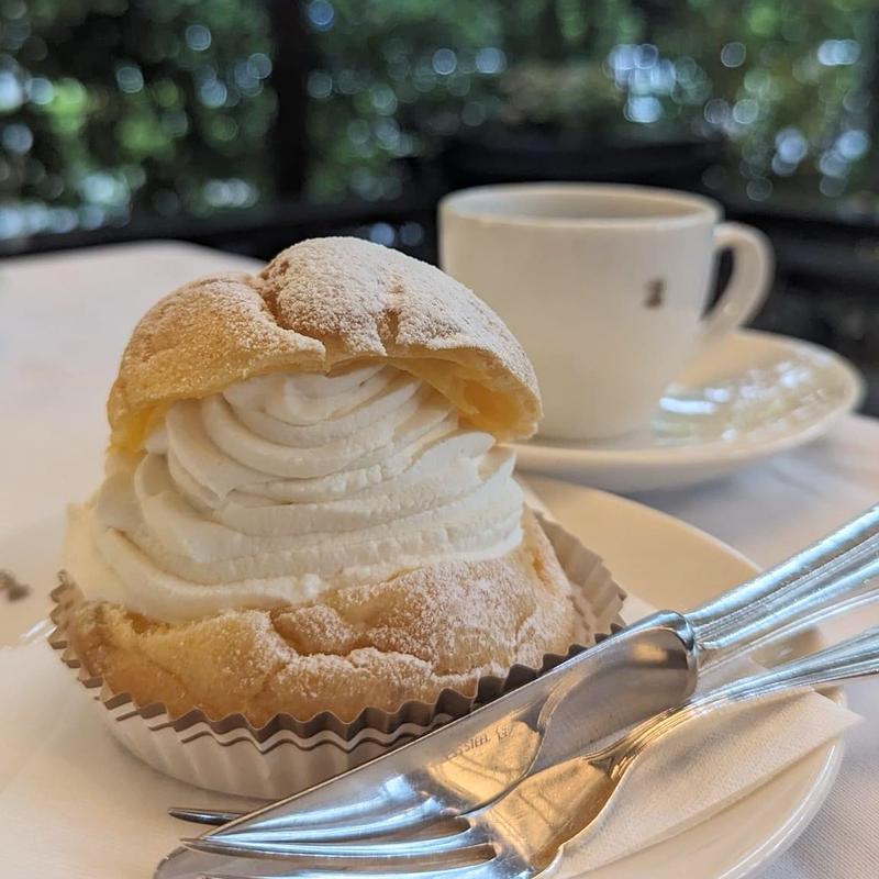 シュークリームと紅茶のセット(銀座ウエスト 青山ガーデン)