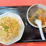 海鮮炒飯と半ラーメン(上海菜館)