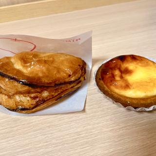 焼きたてチーズタルトとアップルカスタードパイ(KINOTOYA BAKE ポールタウン店)