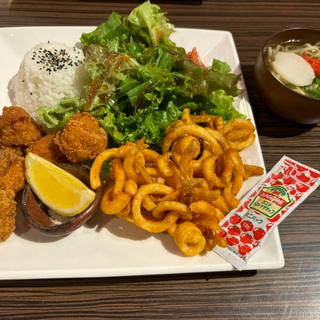 鶏の唐揚げプレート(オキナワ　カフェ （okinawa cafe）)