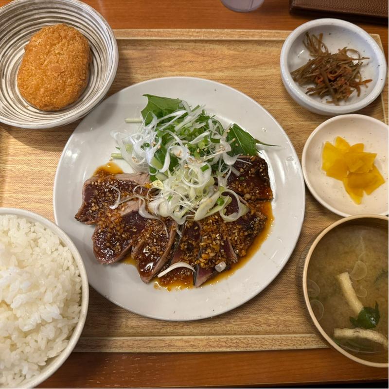 カツオ叩き特製旨ダレ定食(大衆食堂 定食のまる大 飯田橋西口店)