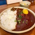 ポークビンダルー+煮卵(カレーショップ フェンネル)