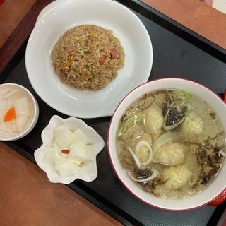 五目半チャーハン+海老ワンタンスープ+漬物と杏仁豆腐