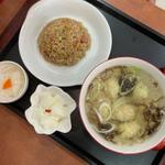 五目半チャーハン+海老ワンタンスープ+漬物と杏仁豆腐(上海麺館 )