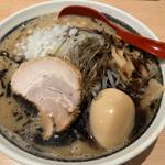 味玉黒マー油味噌ラーメン(札幌味噌ラーメン アウラ 横浜駅西口パルナード店)