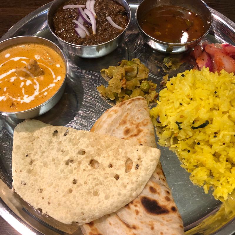 カリー3種 Bセット（ベンガルフィッシュカリー、チキンキーマ、バターチキン 、ライス大盛り、マサラたまご）(Spicy cafe RAJA)