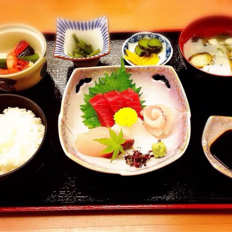 刺身定食(味処（とれとれ市場南紀白浜外店）)