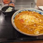 とろけるチーズのトマたまカレーうどん（大）(丸亀製麺 酒田店 )