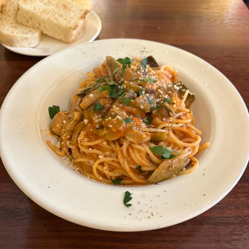 トマトソースのスパゲッティ　鶏肉の白ワイン煮込み　ナス(Cucina Italiana Bocca vita)