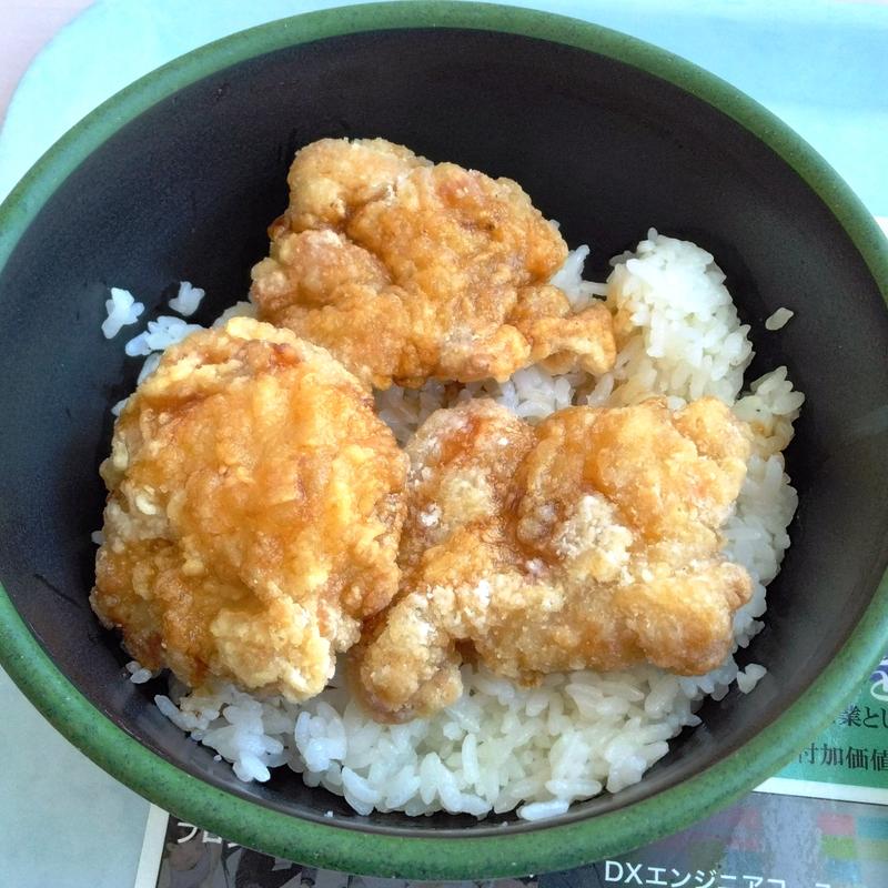 チキン竜田丼(中)(東京科学大学つばめ生協すずかけ台食堂)
