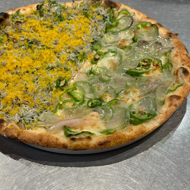 大山こむぎのピザ(ハーフアンドハーフ)(東灯)