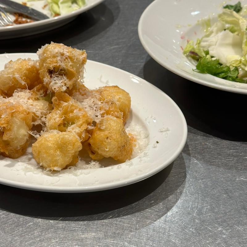 カリフラワーのチーズフリット(東灯)