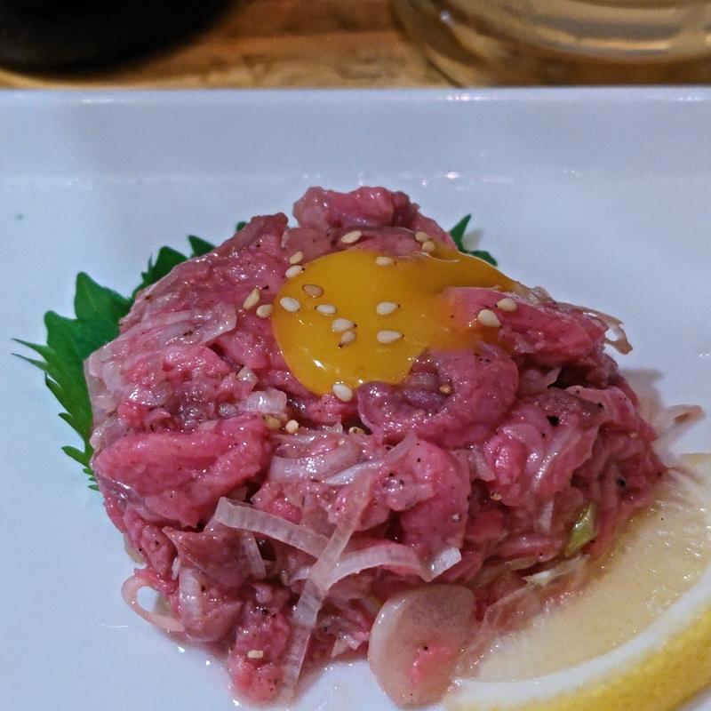 トモサンカクの塩ユッケ(チャコールスタンド野毛)