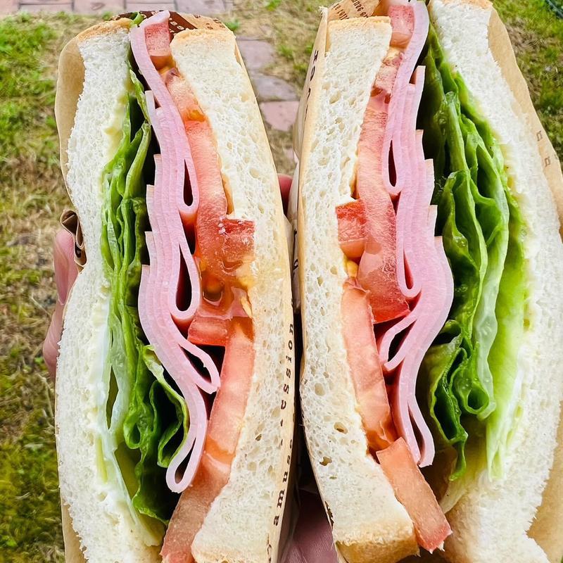 映えるハムサンド(まるばらまちラボラトリー)