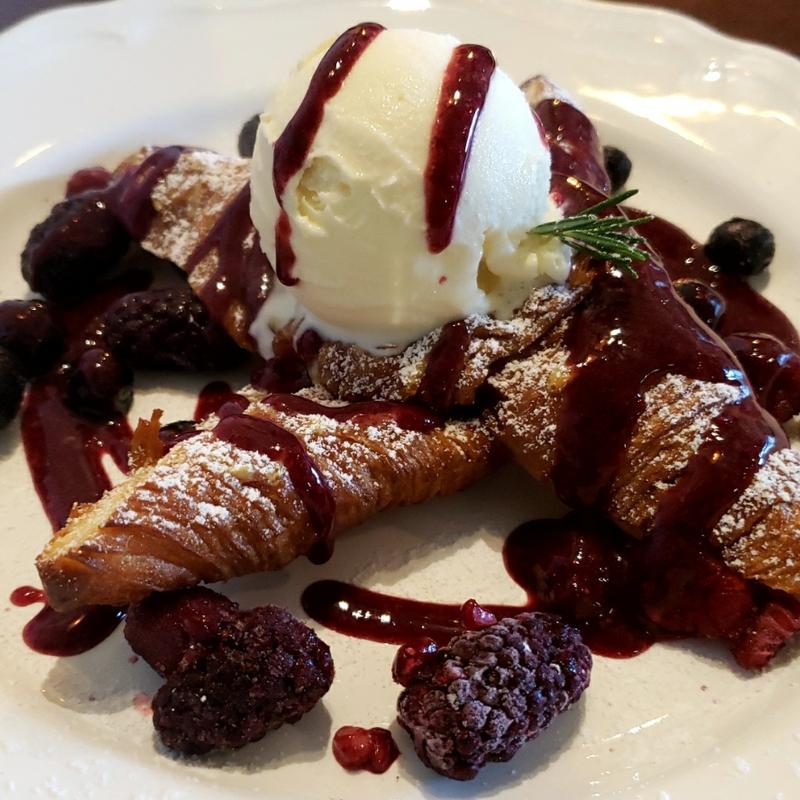クロワッサンフレンチトースト　バニラアイス添え(マリーチ サーカス カフェ)