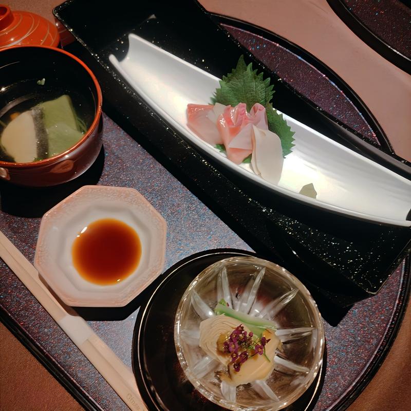 本日の小鉢   鮮魚三種盛合わせ   季節素材のお椀(日月火 銀座店)