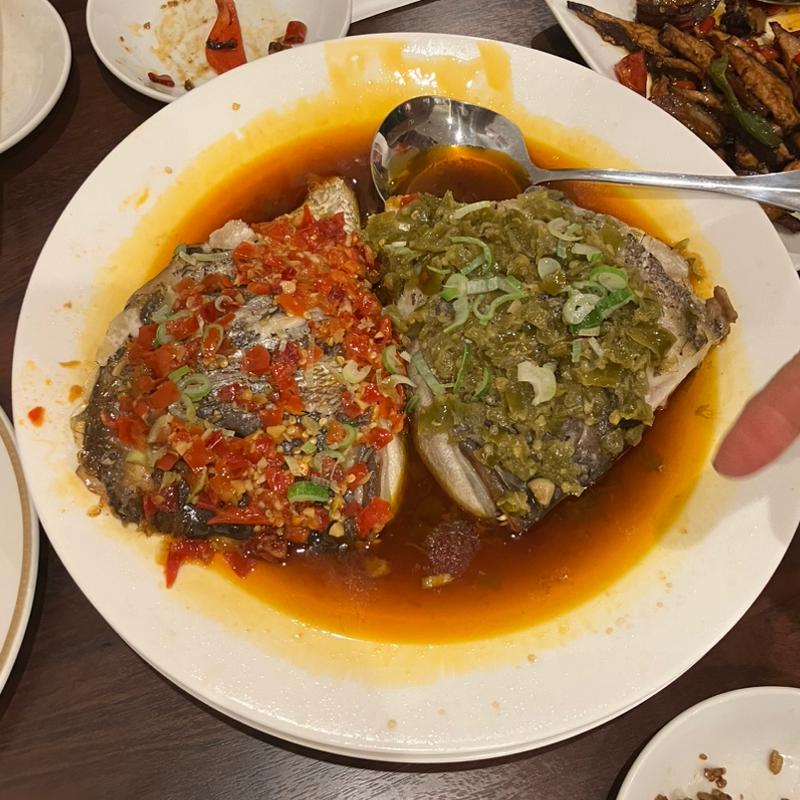 二種漬け唐辛子と魚の頭蒸し(湖南人家 湖南四川料理 湘菜)