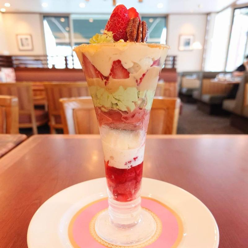 苺とピスタチオのブリュレパフェ(ロイヤルホスト馬事公苑店)