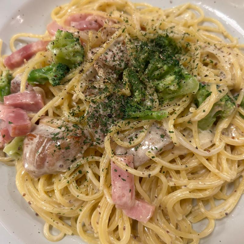 チキンとブロッコリーのマスタードソース（ベーコントッピング）(チロリン村 南2条店)