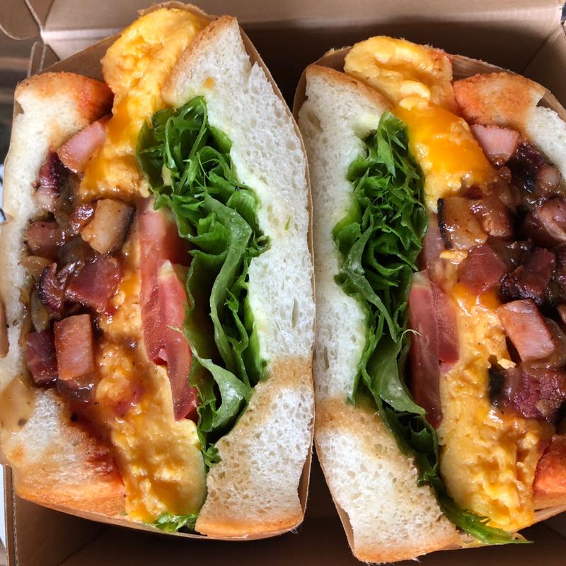 ベーコンと黒ピールオニオン ⚪︎メープルシロップ ⚪︎レッドチェダーチーズオムレツ(3DEUX1（トロワドゥアン）)