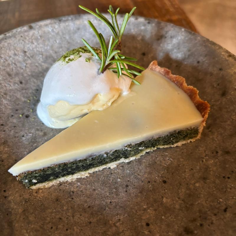 よもぎとホワイトチョコのタルトとアイス(zozoï)