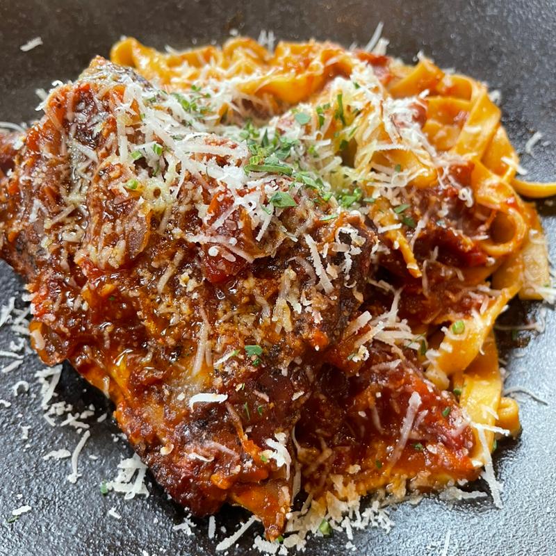 スモークした三元豚バックリブと下中玉ねぎのアマトリチャーナ(Restaurant LEGALO)