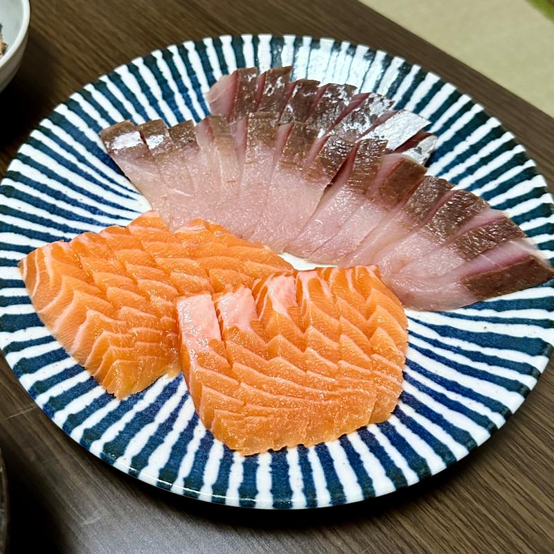 刺身盛り合わせ(塩〆サーモン、ぶり)(ベルクス 東墨田店)