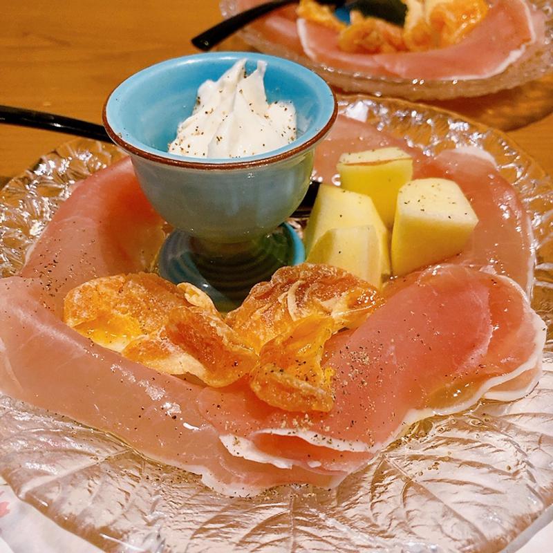生ハムと旬の果実と酒粕大吟醸クリームチーズ(料理や 万ぷく)
