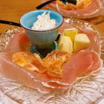 生ハムと旬の果実と酒粕大吟醸クリームチーズ(料理や 万ぷく)